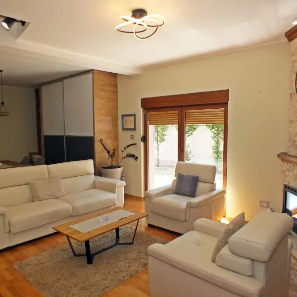 Nika's House Trosobna kuća sa dva AP komforna za ukupno 17 osoba, ξενοδοχείο σε Palić