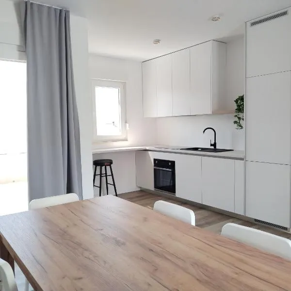 Modern Two Bedroom Apartment with Spacious Seaview Terrace and Free Parking, hotel v destinaci Kaštela