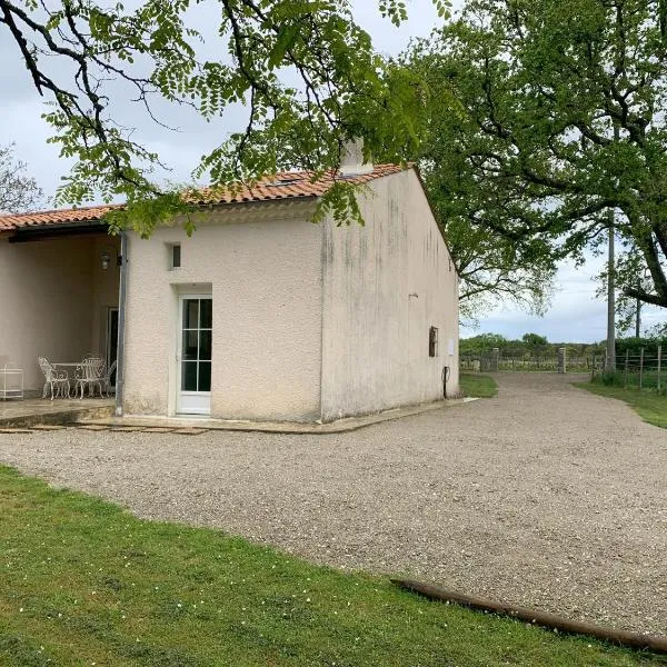 Maison avec jardin privatif Gîte les Chênes de Pastouret, Lussan, hotel in Saint-Christoly-Médoc