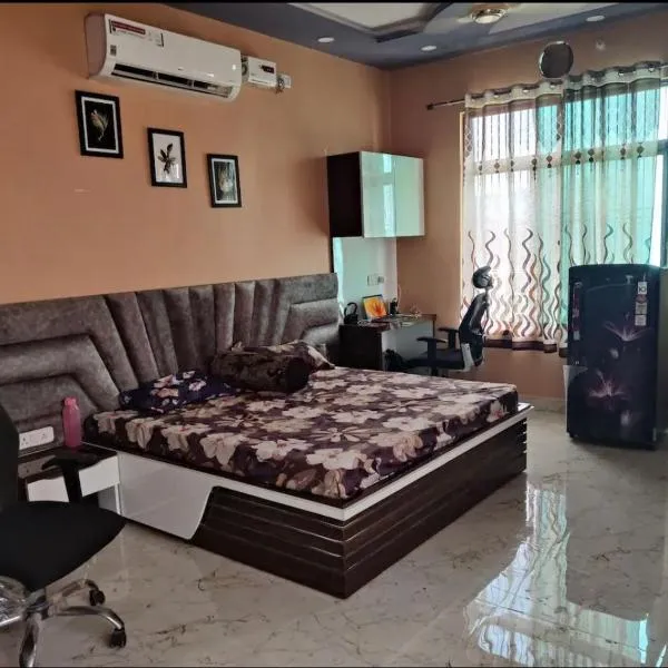 Your Own Sweet Nest in Gwalior with comfort, hotel v destinaci Gválijar