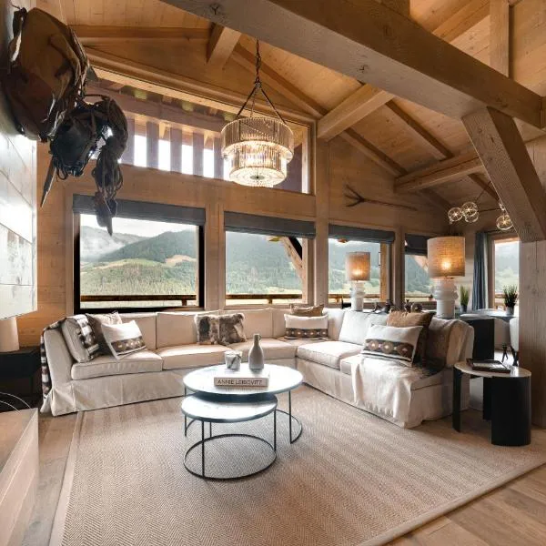 Luxury Megève Chalet, sleeps 8 with Mountain Views and Jacuzzi, hotel v destinácii Megève
