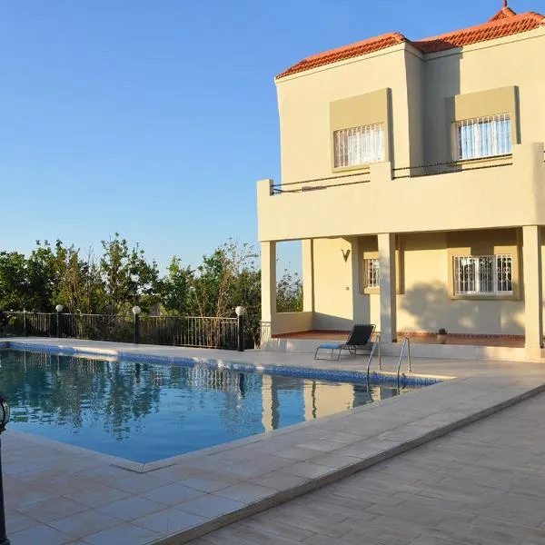 Vila Haja - Beautiful Farmhouse with a Private Pool!, hotel v destinaci Imouzzer du Kandar