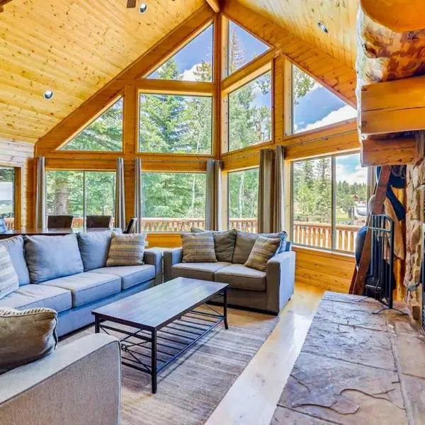 Strawberry Valley Villa -Stunning Views w/ Firepit, hotel v destinaci Duck Creek Village