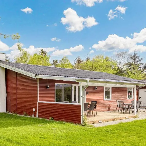 6 person holiday home in Nibe-By Traum, hotel en Nibe