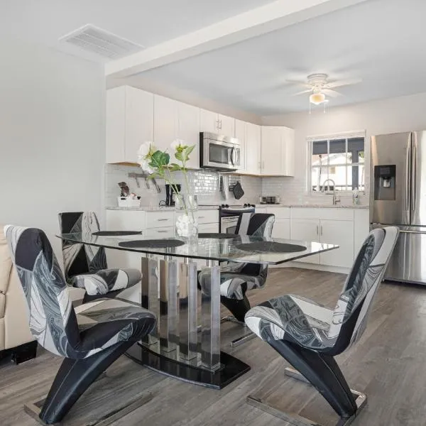 2 bedroom 2 bathroom apartment in Cape Coral yacht club area, ξενοδοχείο σε Κέιπ Κόραλ