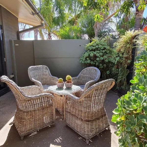 The Good Life - Two Bedroom Garden Apartment, hotel in Port Pirie
