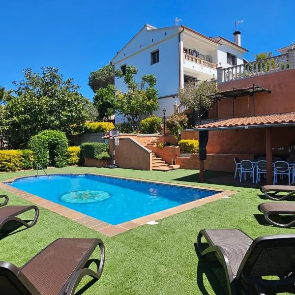 VILLA ARBUCIES with private pool, hotel u Ljoret de Maru