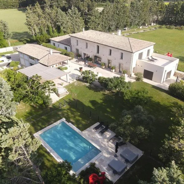 Domaine de La Franquette by Bridget & Pascal - Piscine Chauffée & SPA, hotel v destinácii Caderousse