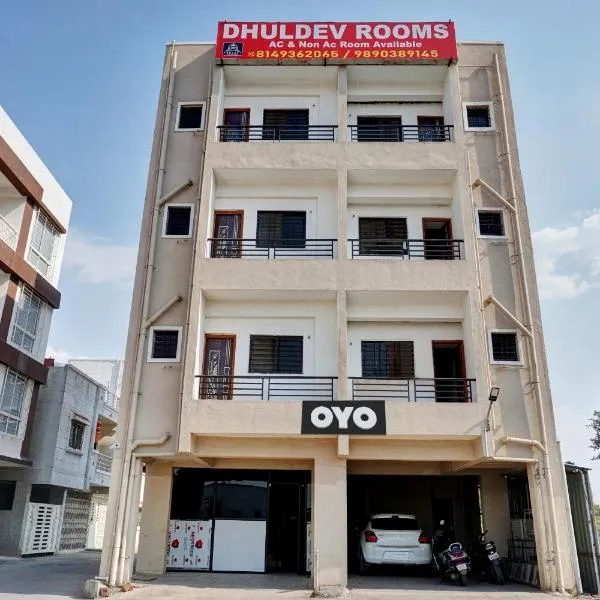 OYO Flagship Dhuldev Executive Rooms, hotel v mestu Pirangut