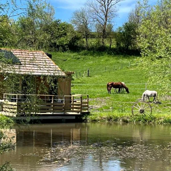 Cabane au bord d'un étang, hotel in Saint-Pierre-Eynac