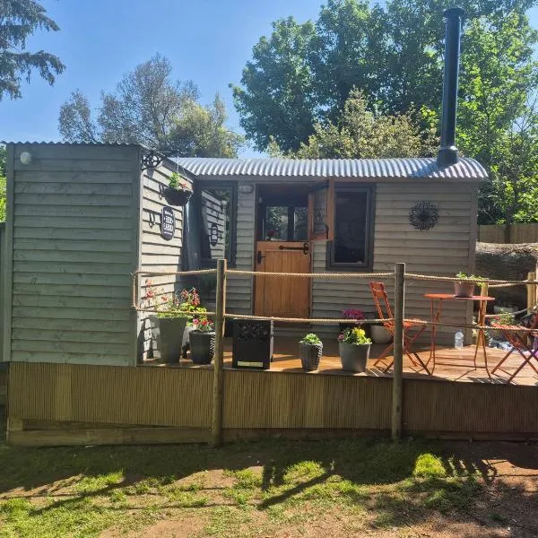 Brewers Bolt Cozy Unique Shepherds Hut Dog Friendly Hot Tub!, hotel v destinaci Dallington