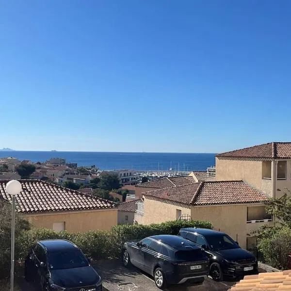 Studio vue mer avec piscine et terrain de tennis, hotel di Sausset-les-Pins