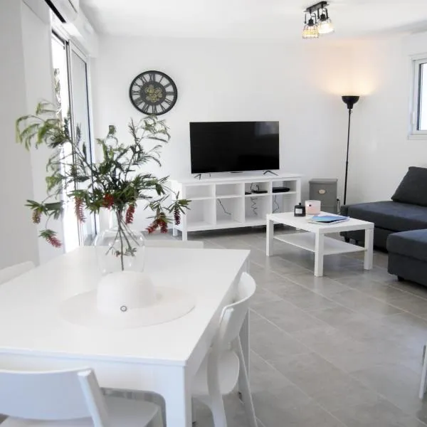 Appartement neuf, en centre ville, terrasse et plages 5mn à pieds!, hotel v destinaci Cavalaire-sur-Mer