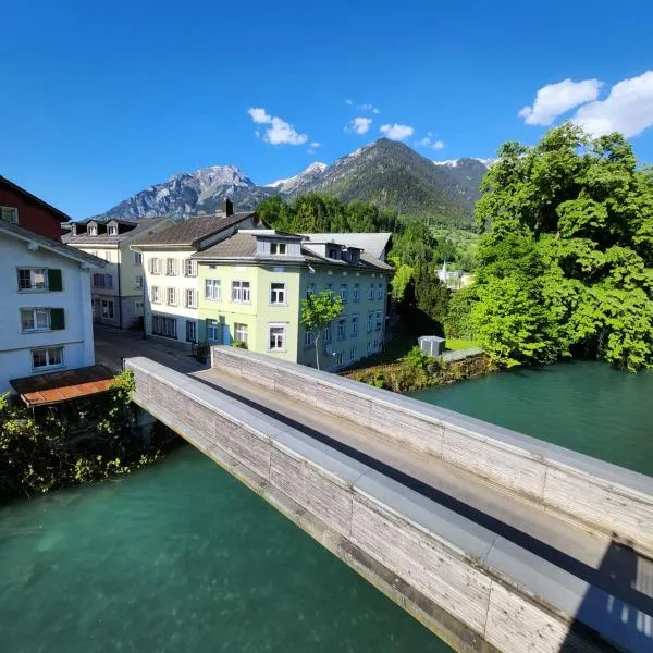 Spacious cellar studio surrounded by mountains and lake, hotel v destinaci Schwanden