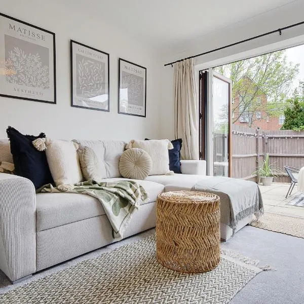 Seapoint- Boho Coastal Retreat near Sandbanks!, hotel in Poole