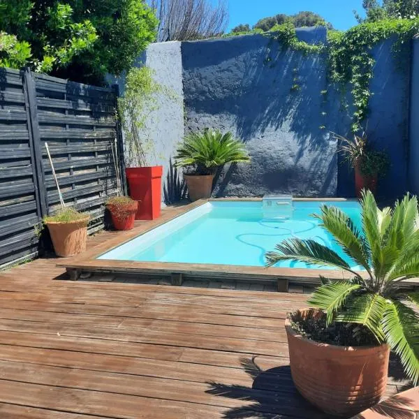 Maison indépendante avec piscine privative près de la mer, отель в городе Ла-Гард