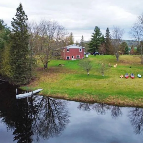 Exclusive Waterfront Cottage，位于Combermere的酒店