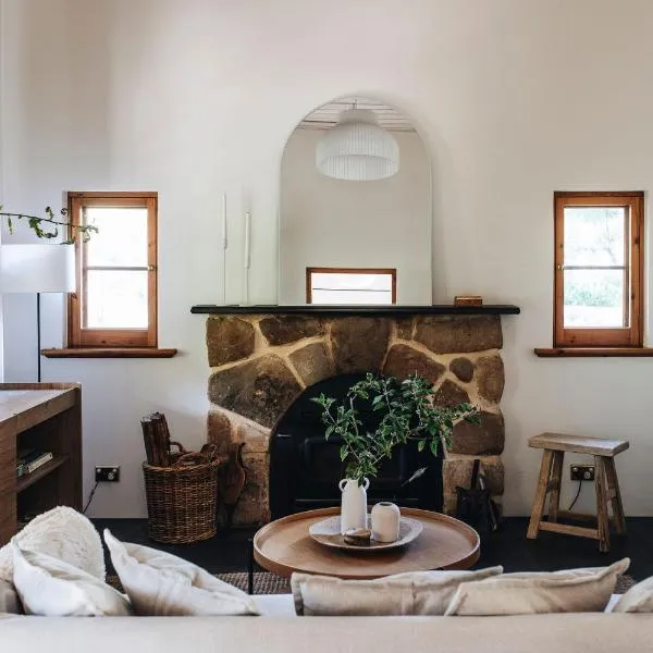 Secluded Stone Cottage perfect for Couples Escape - Waterfalls、Basket Rangeのホテル