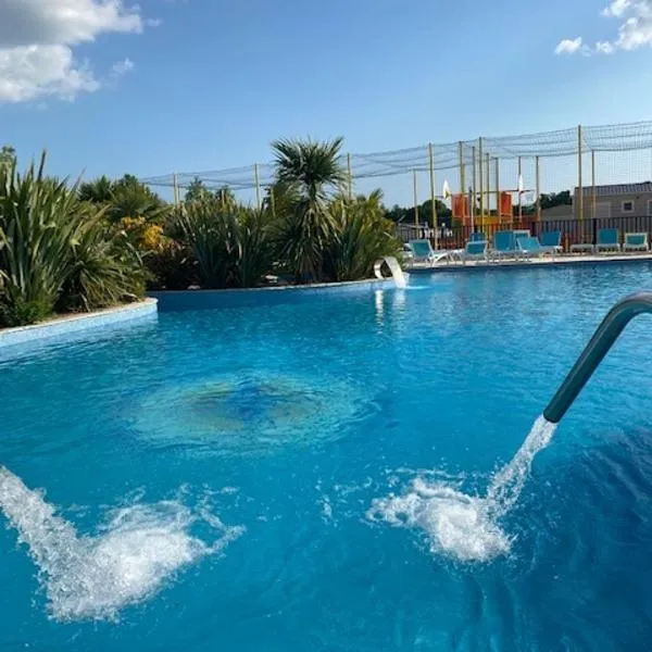 Mobil Home 5 personnes - Camping *** Les Ollivaud-, hotel in La Baule