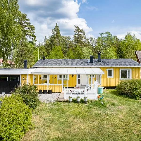 3BDR close to nature a beautiful home LAKE nearby, hotell i Fjärdhundra