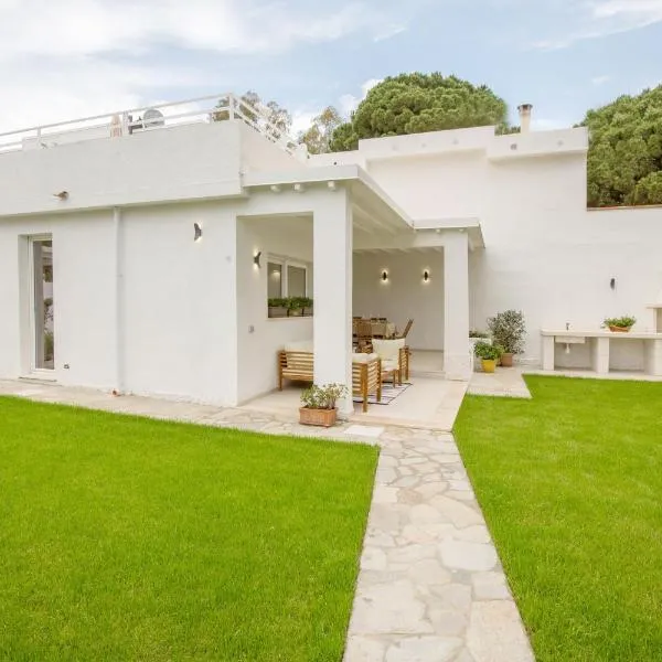 Luxury Villa Turquoise road to Villasimius 50 m from the sea with panoramic terrace, hotel sa Geremeas