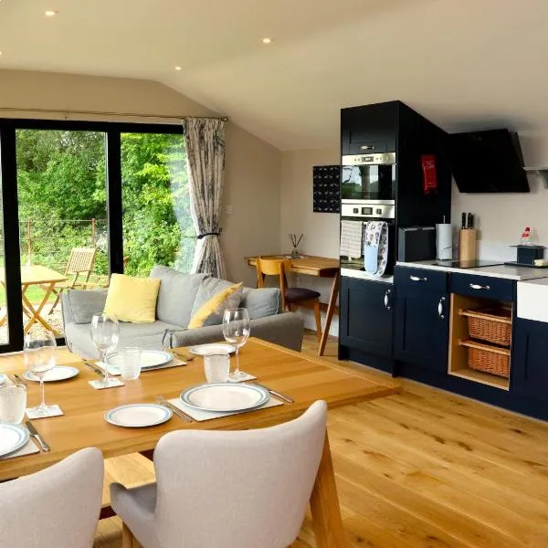 The Cabin at the Croft - Idyllic rural retreat perfect for couples and dogs, hotel v destinaci Leigh