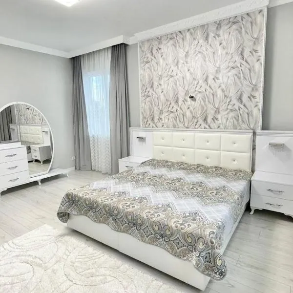 # 51 Светлая квартира в ЖК Лагуна, hotel in Atyrau