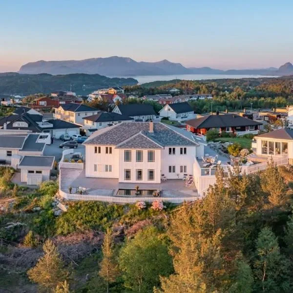 Villa Freya with stunning sea view, hotel in Kristiansund