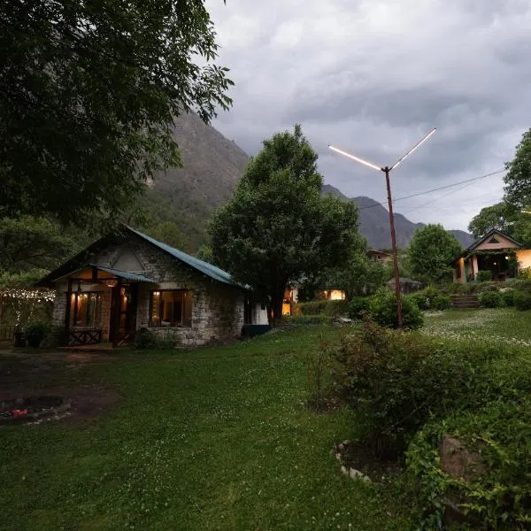 Thehraav By The River - Tirthan, Hotel in Banjār