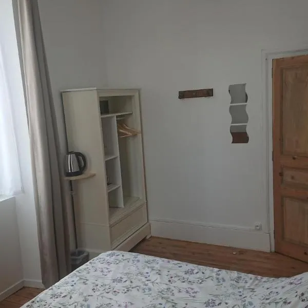 Agréable chambre, salle de bain privative, la plaçotte, khách sạn ở Saint-Clar