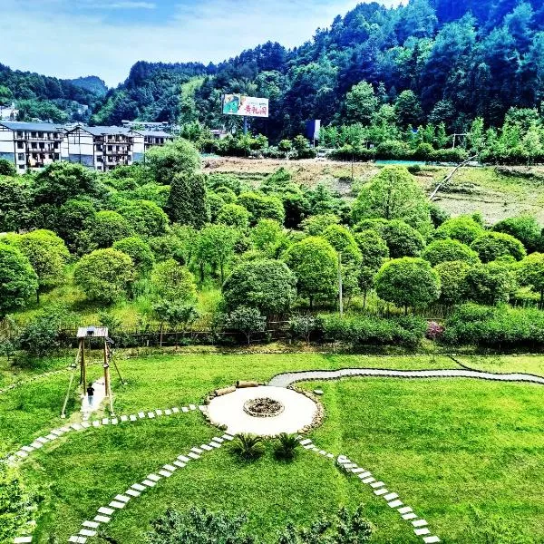Pure House--Free Shuttle Service to South Gate of the Forest Park,Attraction Tickets Serivce in advance,A spacious 2,000-square-meter garden,Featured Resturant , Mount View, Nature and Tranquility, hotel in Zhangjiajie