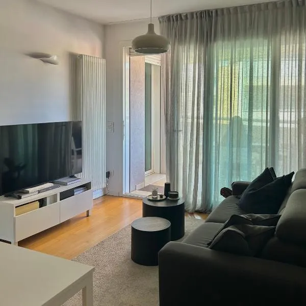 Eleven Apartment Centro Mare, hotel v mestu Pesaro