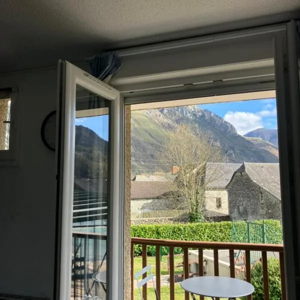 Bielle, pyrénées atlantiques 64260, appartement neuf 38m2 4 pers avec piscine, hotel em Bielle