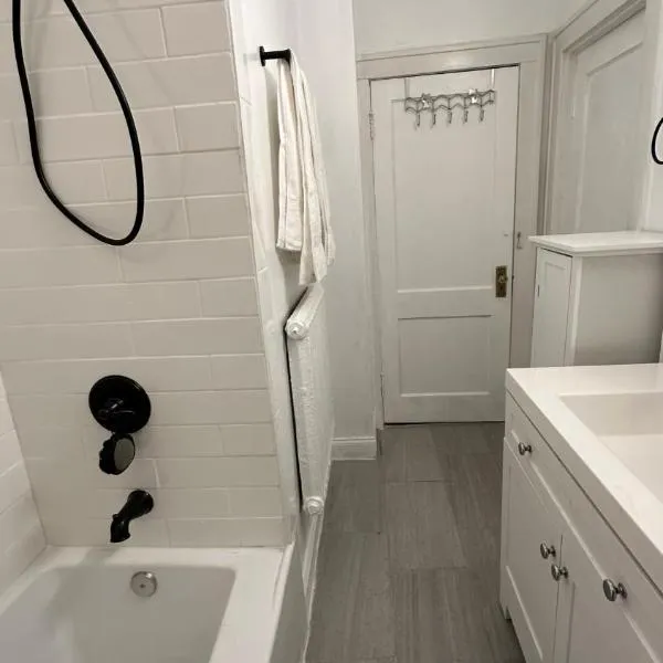 Cozy Albany Home, hotel v destinaci Albany