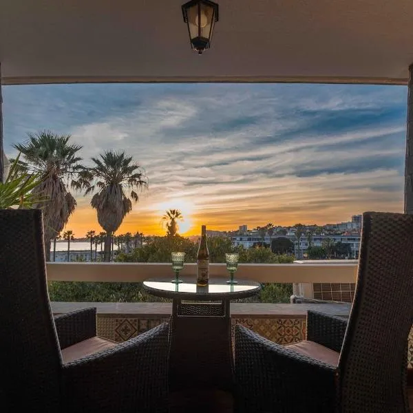 Sea View W Balcony 2 Mins Walk To Beach & Casino, hotel em Estoril