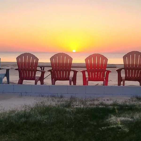 Lake Huron - 3 Bedroom, 2 Bath Lake Front Home (Sleeps 12), hotel in Oscoda