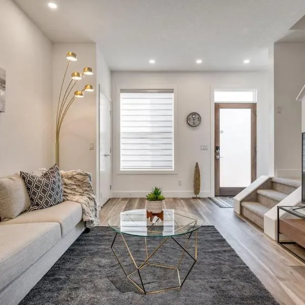 Townhome with Free Parking, Near Downtown, Hotel in Calgary