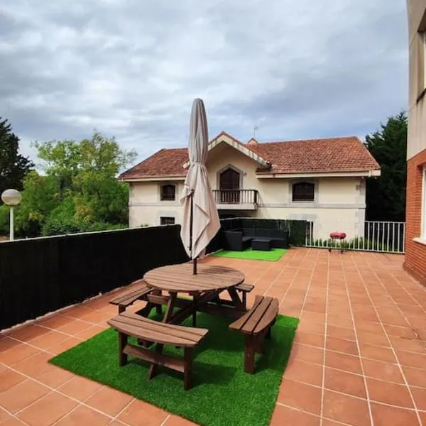Alojamiento nuevo con vistas a la marisma y gran terraza โรงแรมในBárcena de Cicero