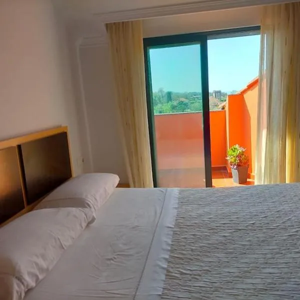 Ático con 3 habitaciones en Poio, hotel v destinácii Poio