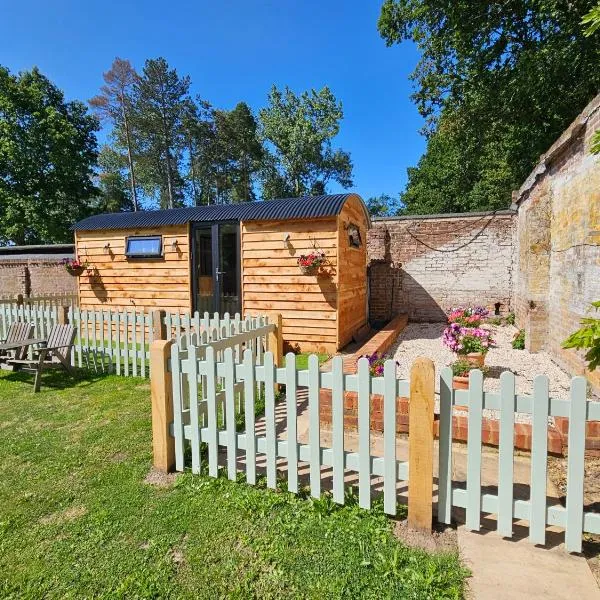 Gatwick Hideaway Hut, hótel í Charlwood