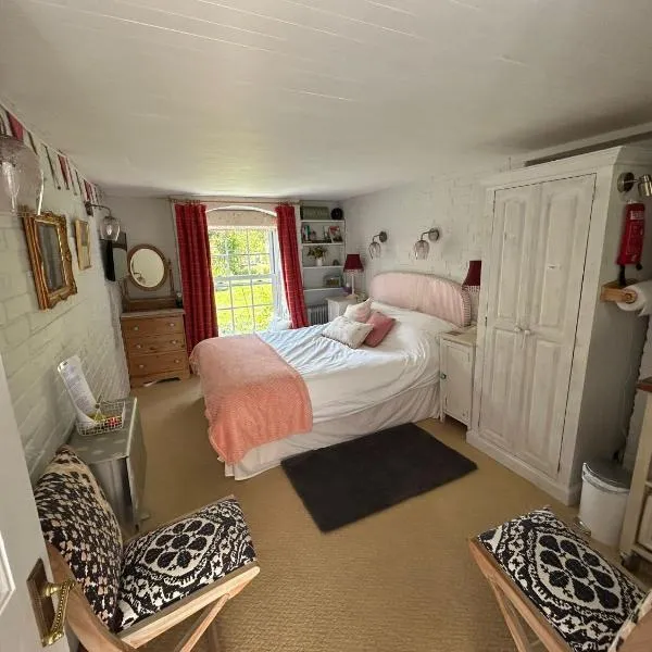 Cosy Cottage ground floor bedroom ensuite with private entrance, hotel en Chichester