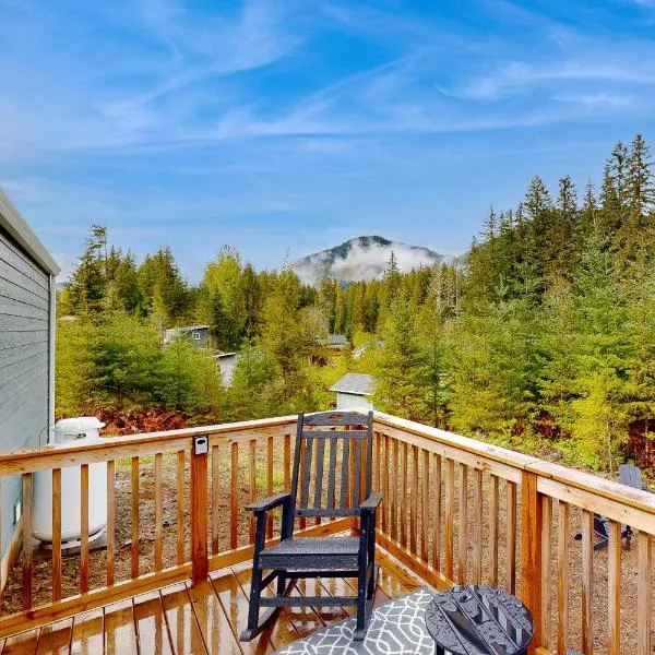 Fire Pit and Mtn Views! Cabin, Steps to Wind River、Carsonのホテル