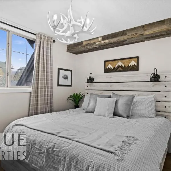 Mystic Mountain Chalet, Heated Outdoor Pool & Hot Tub, Free Parking, Fast Wifi!, hotel in Canmore