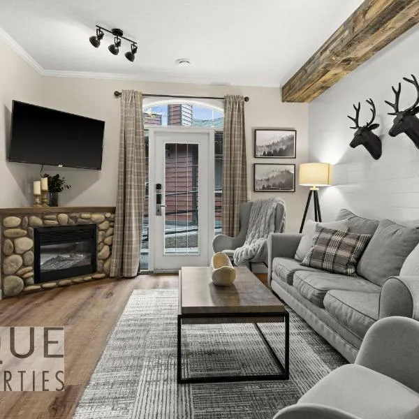 Mystic Mountain Chalet, Heated Outdoor Pool & Hot Tub, Free Parking, Fast Wifi!, hotel in Canmore