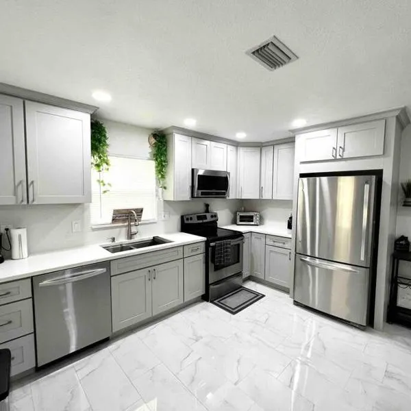 Modern cozy with pool and big backyard, hotel en Tampa