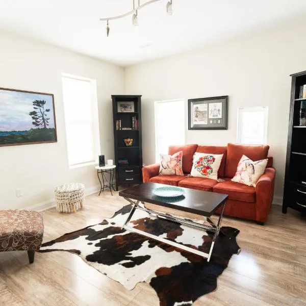 Spacious 3 Bedroom Apartment in Heart of Niagara, hotel v destinaci Thorold