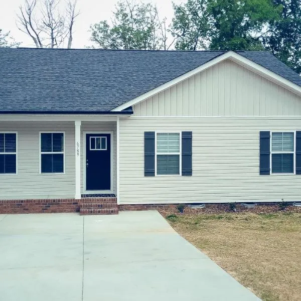 4BR Lakefront retreat with furnished Deck, Dock – hotel w mieście Southmont