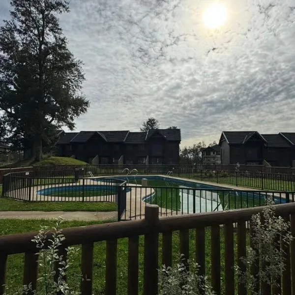 CASA EN CONDOMINIO LOS NOTROS ( PUCON ), hotel v destinaci Pucón