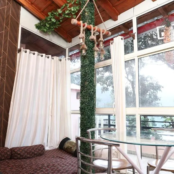 Naini's Nest Alpine View, hotel di Bhowāli