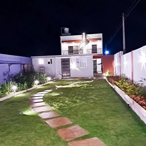 Villa with Private Pool, hotel in Chik Ballāpur